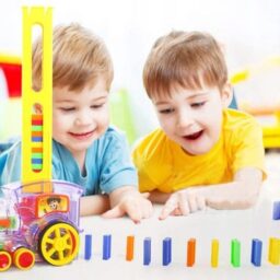 Žaislinis lokomotyvas su domino kaladėlėmis