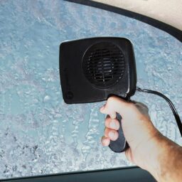 užsalusių langų nupūtėjas automobiliui