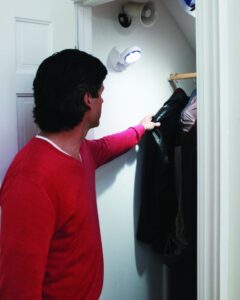 LED ŠVIESTUVAS SU JUDESIO JUTIKLIU kaina internetu