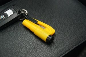 Stiklo plaktukas "ResQme" su saugos diržo nupjovimo peiliu kaina internetu