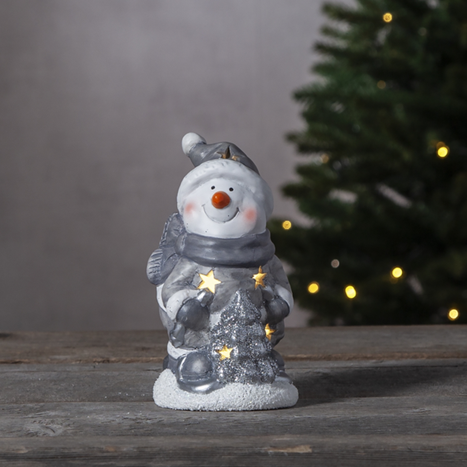 LED dekoracija „Besmegenis su eglute“ – 15x9 cm kaina internetu